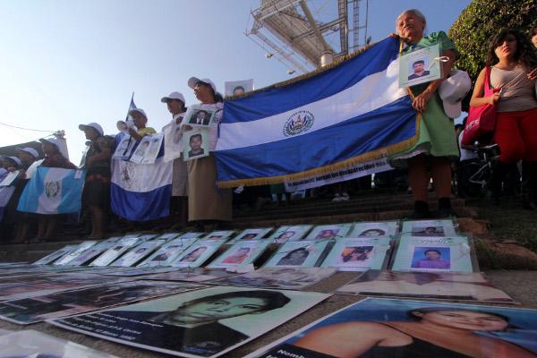 Peña promete respeto a DH de migrantes hondureños a su paso por México