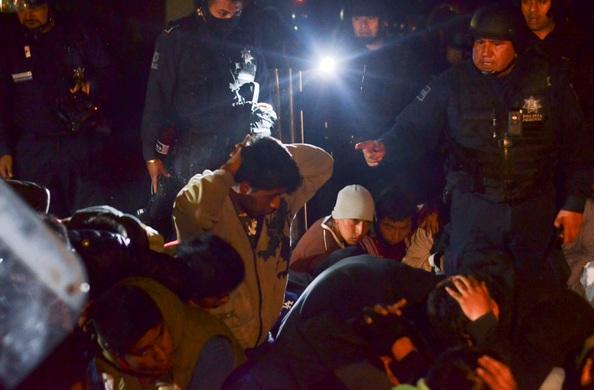 Liberan a dos de los 176 estudiantes detenidos en Michaocán