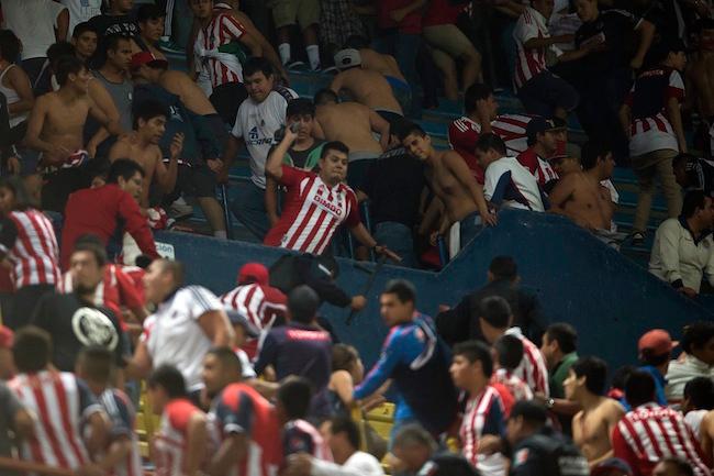 Suman 11 detenidos por disturbios en estadio Jalisco