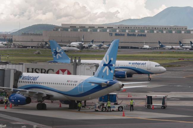 Las aerolíneas mexicanas deberán tener siempre a 2 personas en la cabina del avión