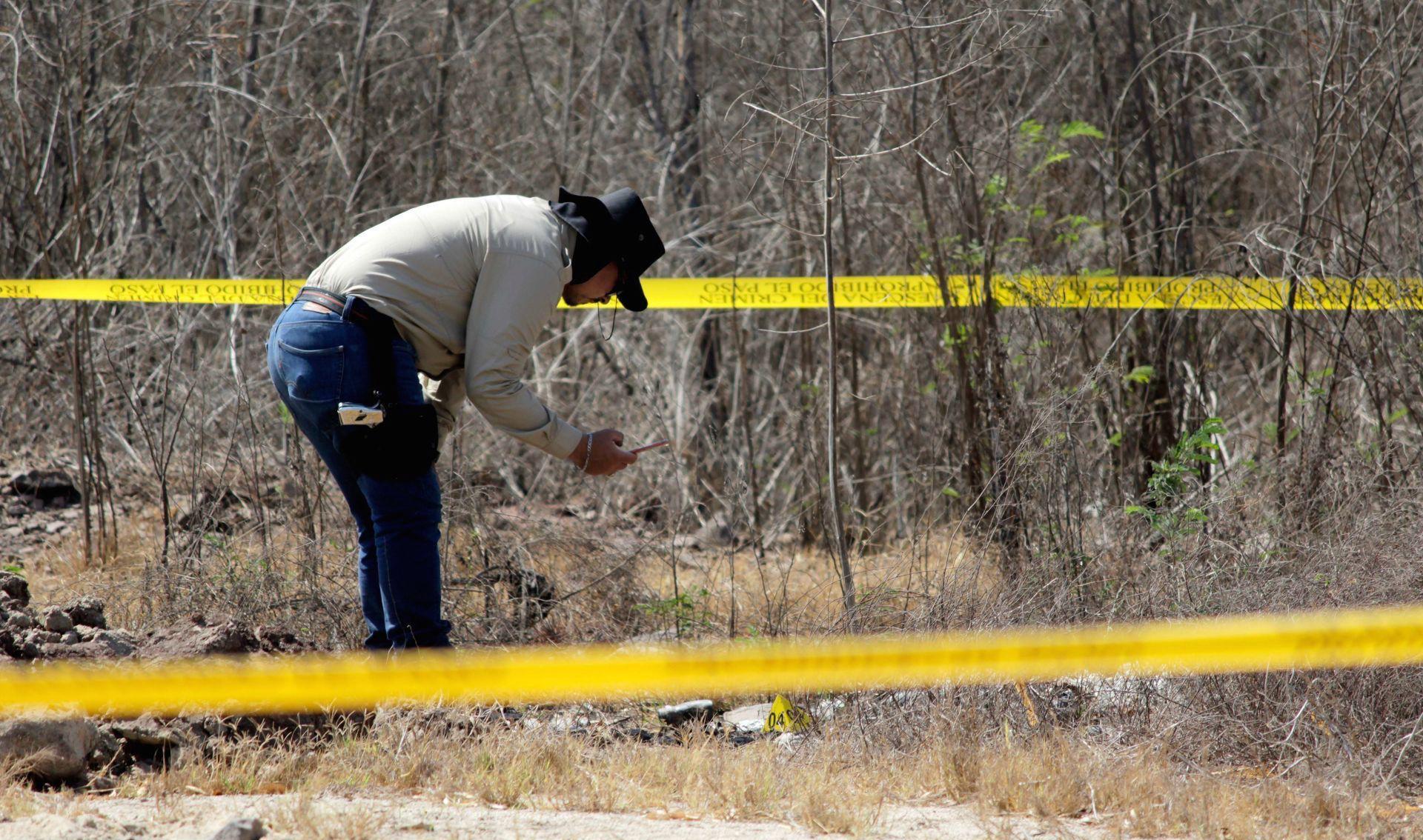 Inicia exhumación en La Bartolina con distintas versiones sobre la cantidad de restos hallados