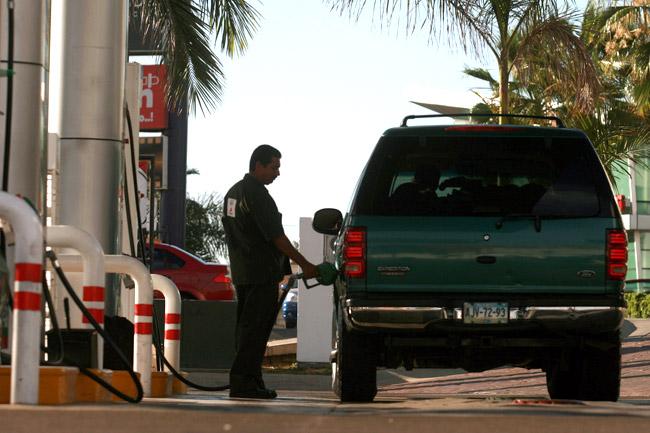Aprueban extender impuesto especial a gasolinas