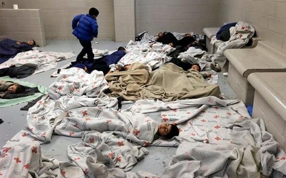 Niños migrantes en EU, hacinados en celdas de concreto