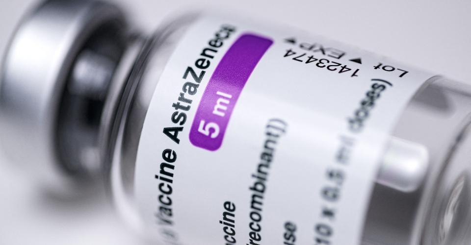 Alemania y Francia suspenden vacunación con AstraZeneca; la OMS la revisará este martes