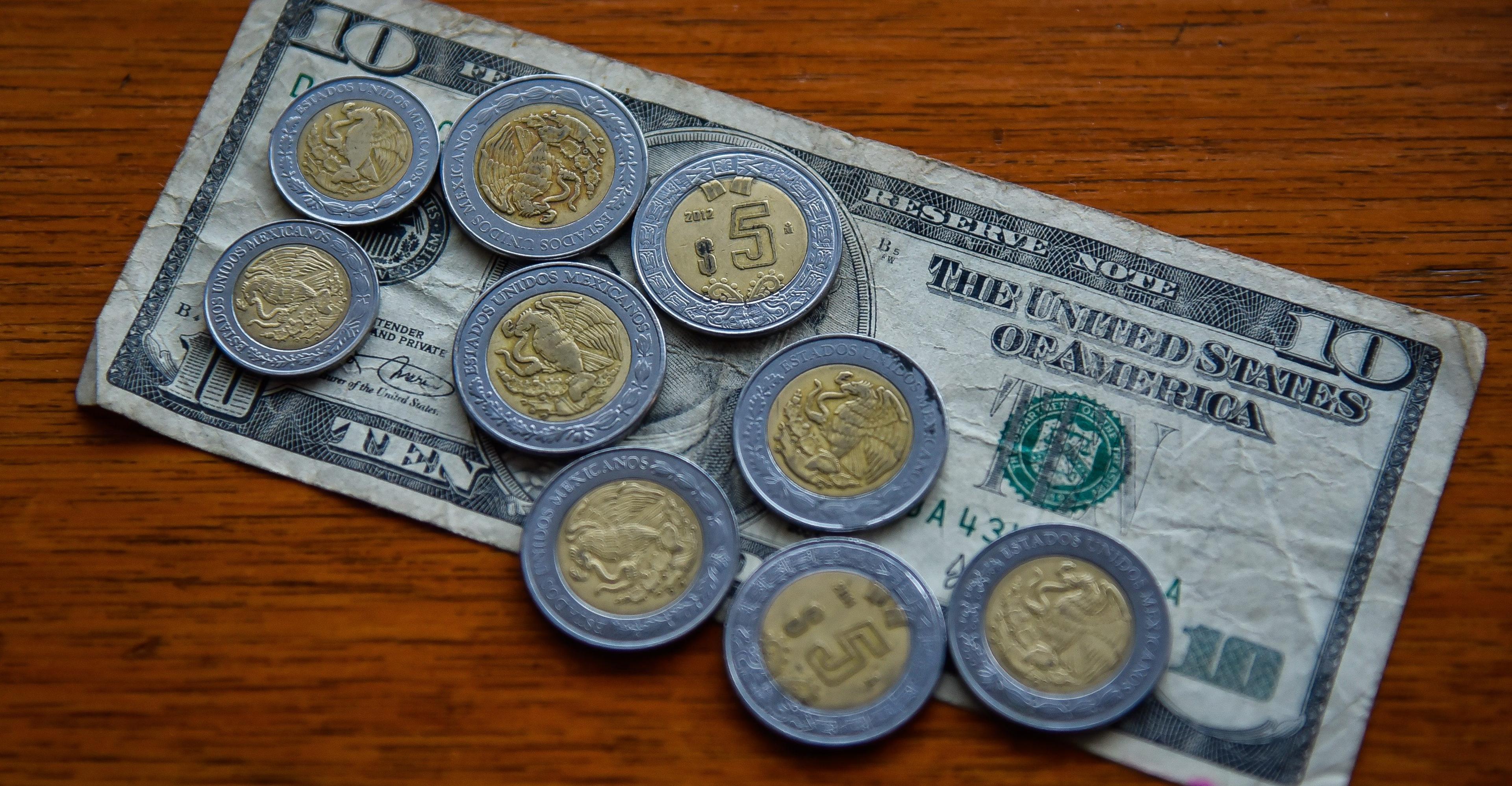 El peso gana terreno frente al dólar gracias al alza en el petróleo