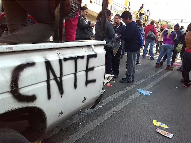 Maestros de la CNTE toman gasolineras y bloquean accesos a aeropuerto de Oaxaca