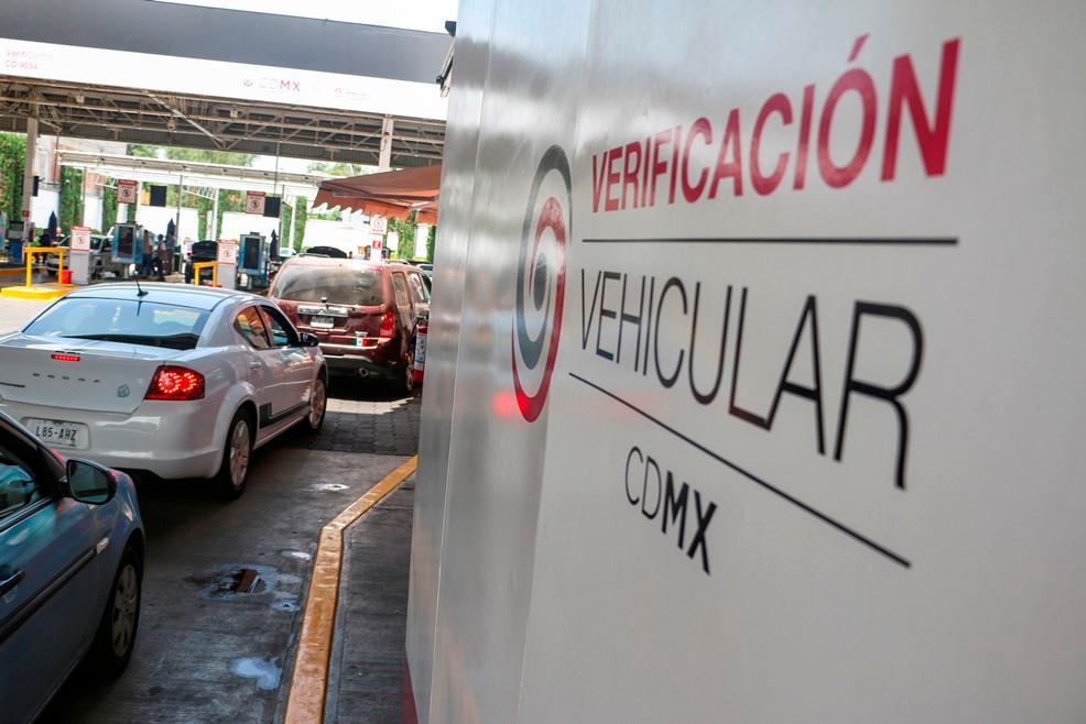 Por falta de certificación federal, sólo cuatro de 67 verificentros funcionan en la CDMX