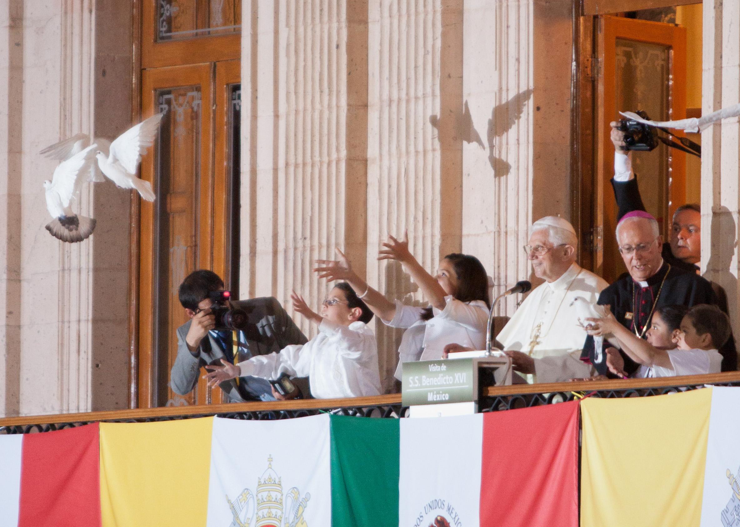 Revela Calderón reunión de víctimas con el Papa; Vaticano lo niega
