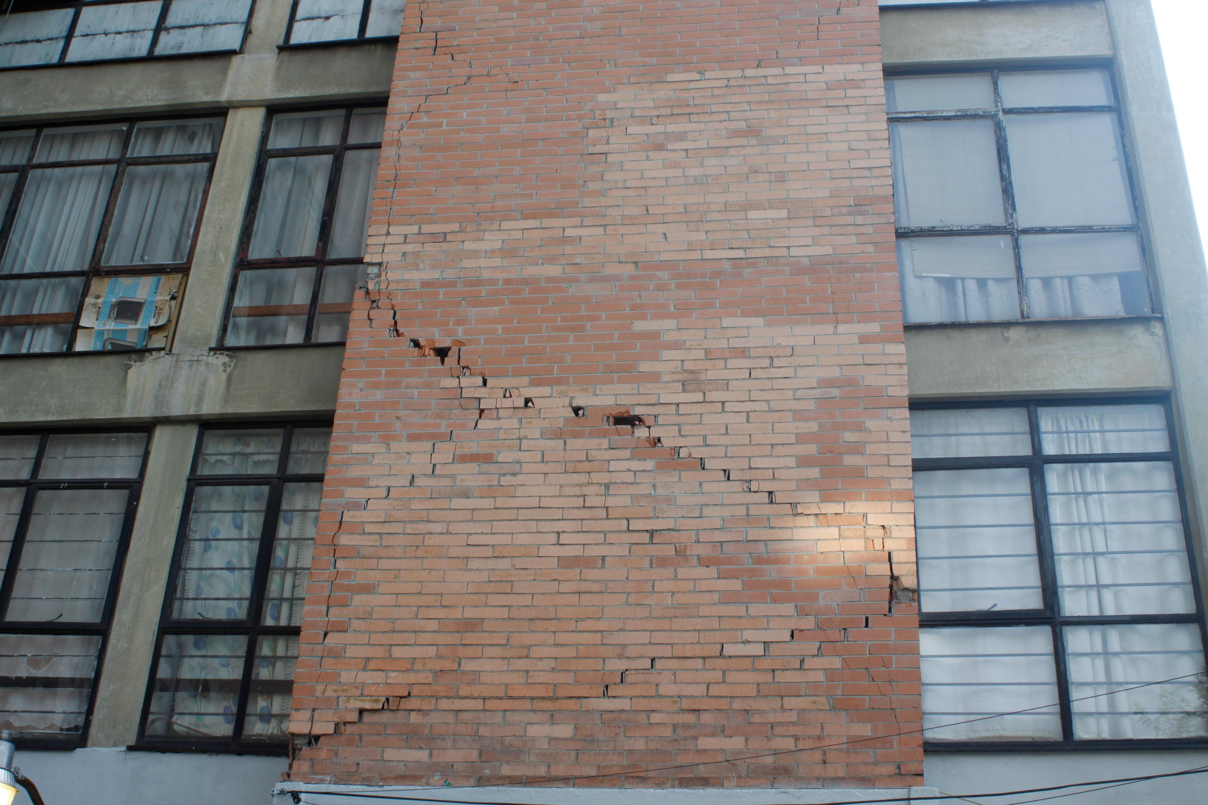 Sismo de 7.2 grados deja 48 inmuebles dañados y 15 bardas caídas en DF