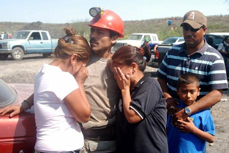 Mineros quedan atrapados tras explosión en Coahuila