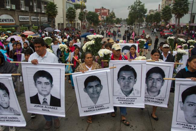 Se reúnen padres de normalistas desaparecidos con Peña Nieto