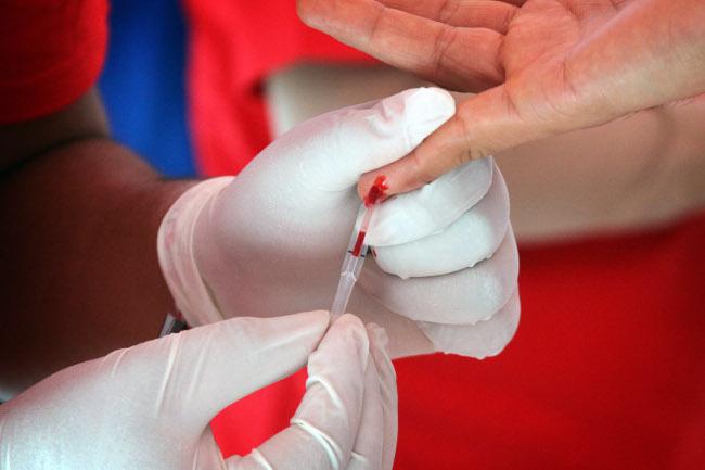 Científicos hallan una nueva vacuna contra VIH efectiva en monos
