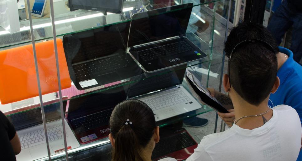 Empresa vende por error computadoras en 679 pesos y Profeco dice que debe respetar el precio