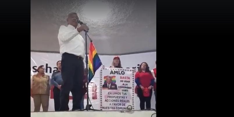 Activista pide a AMLO actuar a favor de la comunidad gay; no excluimos a nadie, responde el precandidato 