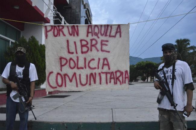 Presunto grupo de autodefensa toma alcaldía de Aquila, en Michoacán