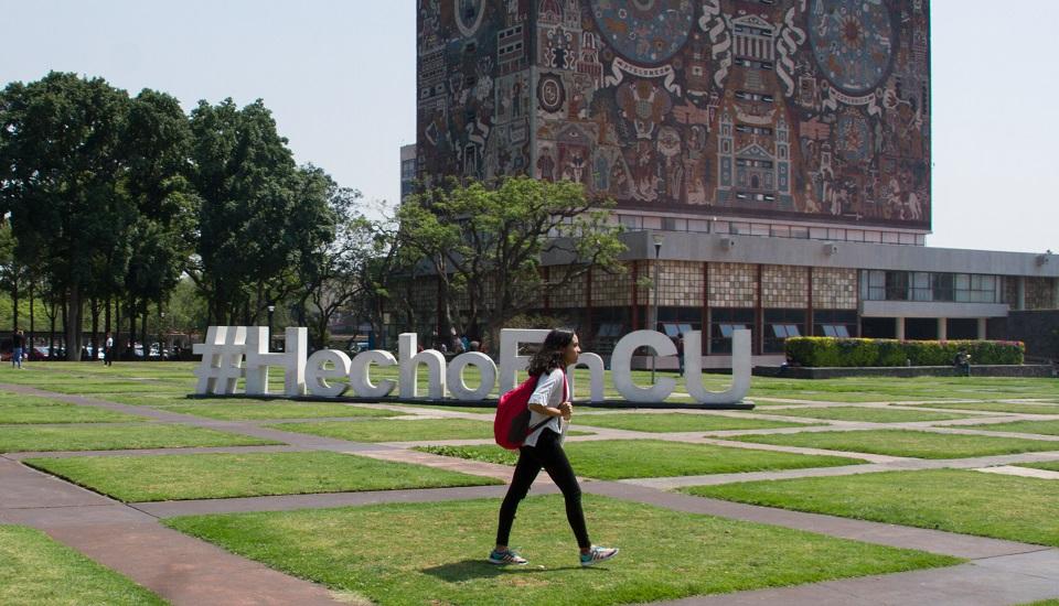 ¿Cuántos se titulan en la UNAM? ¿Son más hombres o mujeres? ¿Aún hacen tesis? Aquí los datos