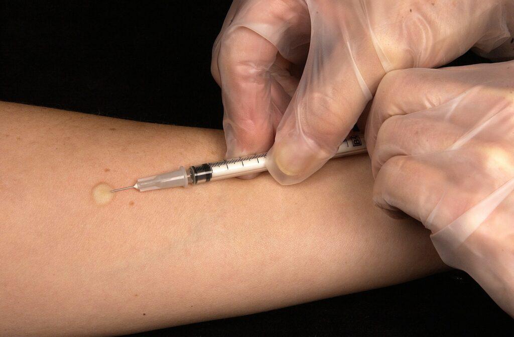 Mira tu brazo, ¿ves una cicatriz? Esta es la vacuna que ‘nos marcó’ desde niños