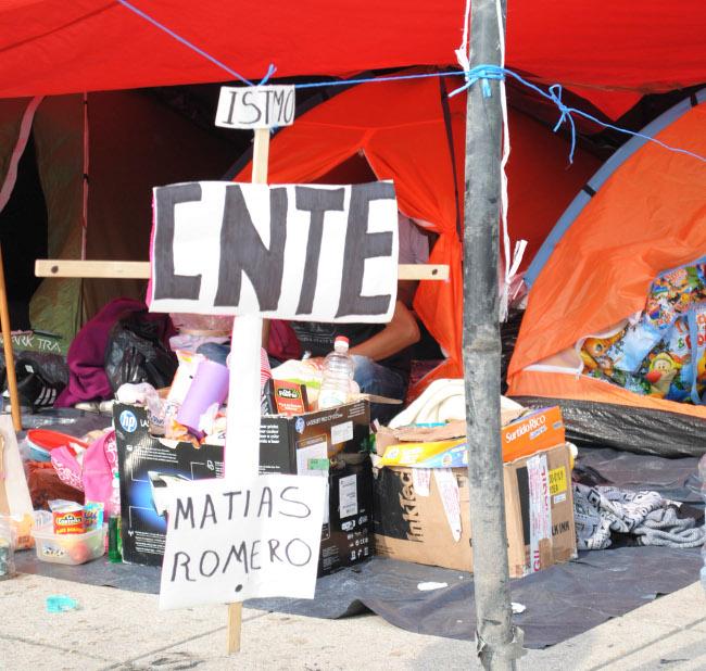 Bases de la CNTE <i>desobecen</i> a su dirigencia