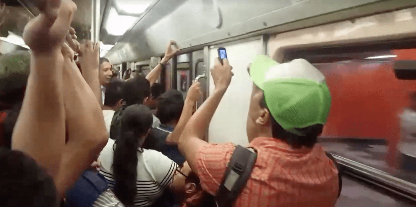Usuarios del Metro de la CDMX se lanzan al andén
