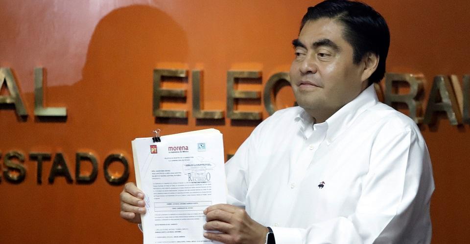 Consejero de Morena denuncia a Barbosa por lavado de dinero, fraude y enriquecimiento ilícito