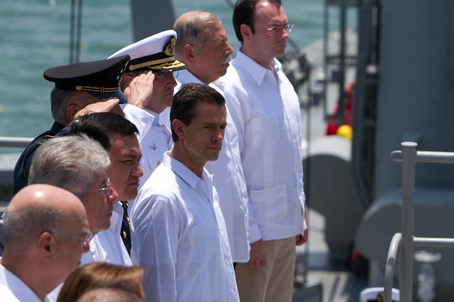 Entre protestas, Peña celebra Día de la Marina en Tamaulipas
