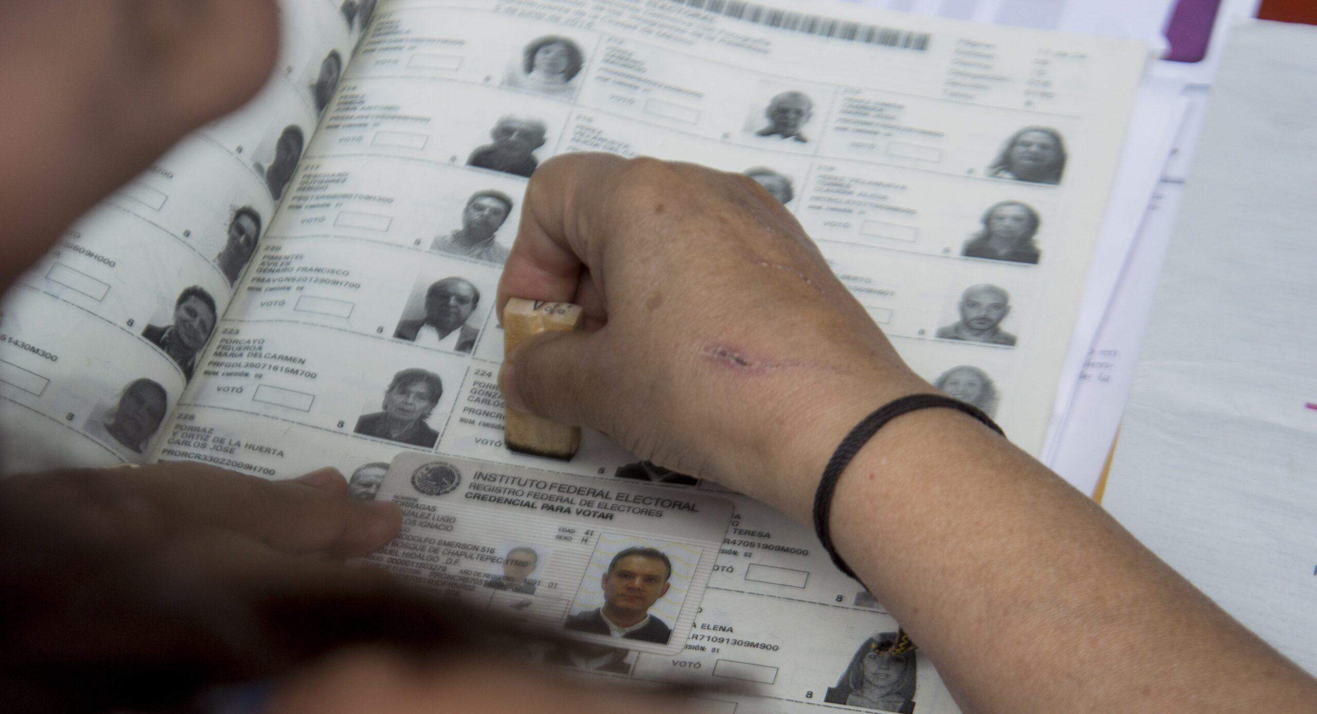 INE multa al PRI por convencer a ciudadanos a cambiar su credencial y votar en otro estado