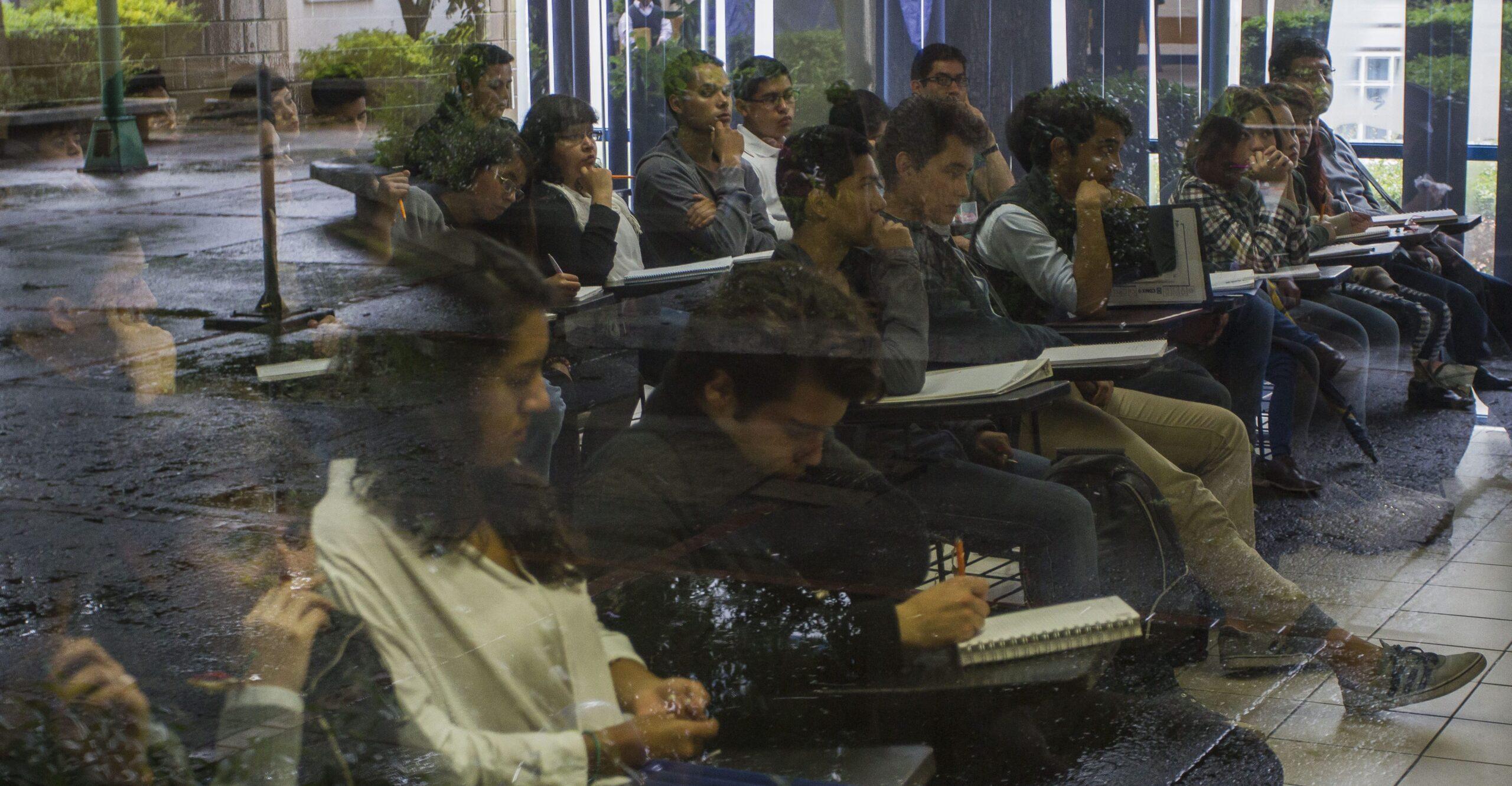 BC paga a empresa por libro de inglés, pero es una copia de sitios de internet de insultos de España