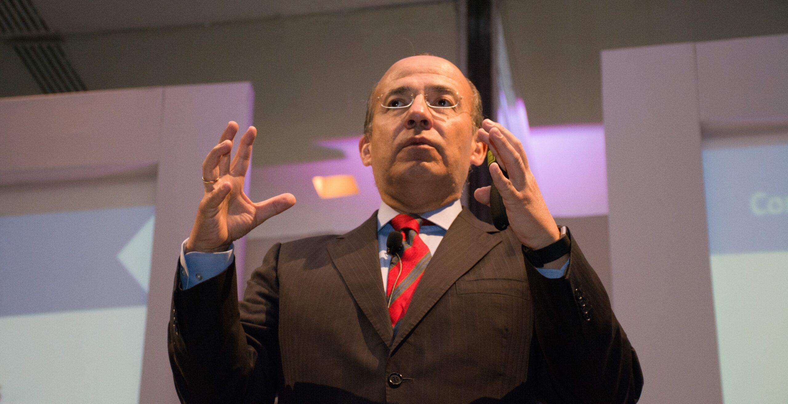 Calderón analiza crear su propio partido político; el PAN está destrozado, dice