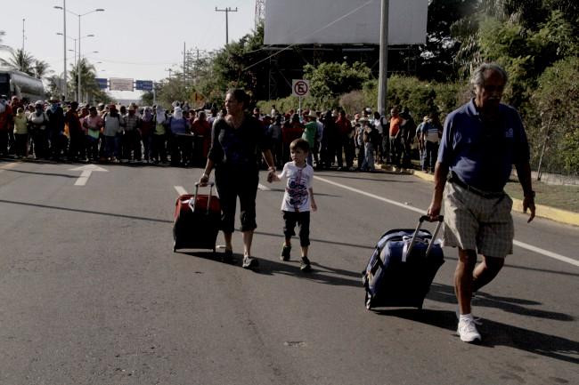 Maestros y normalistas bloquean accesos al aeropuerto de Acapulco