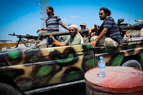 Rebeldes libios habrían prometido 35% del petróleo a Francia