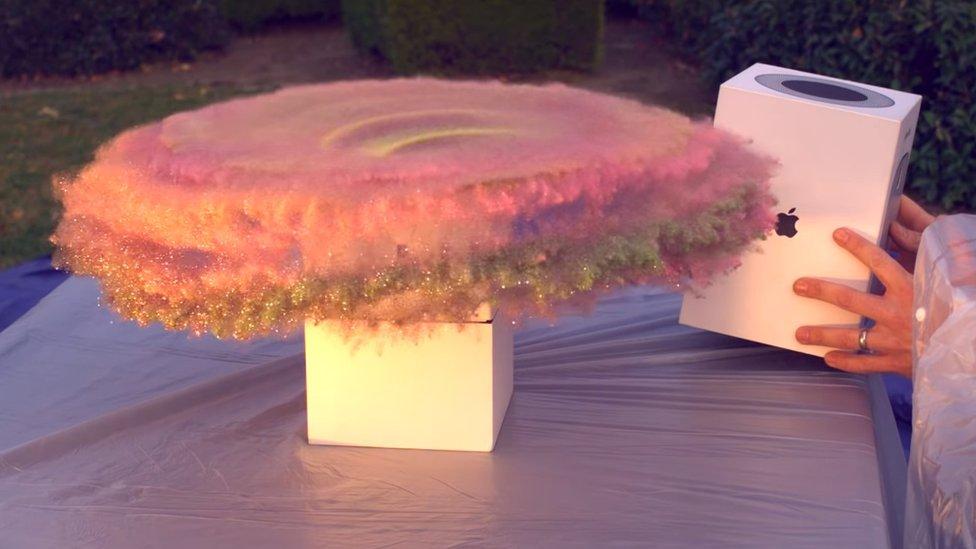 Mark Rober, el youtuber que creó una bomba fétida de brillantina contra los ladrones de paquetes enviados por correo