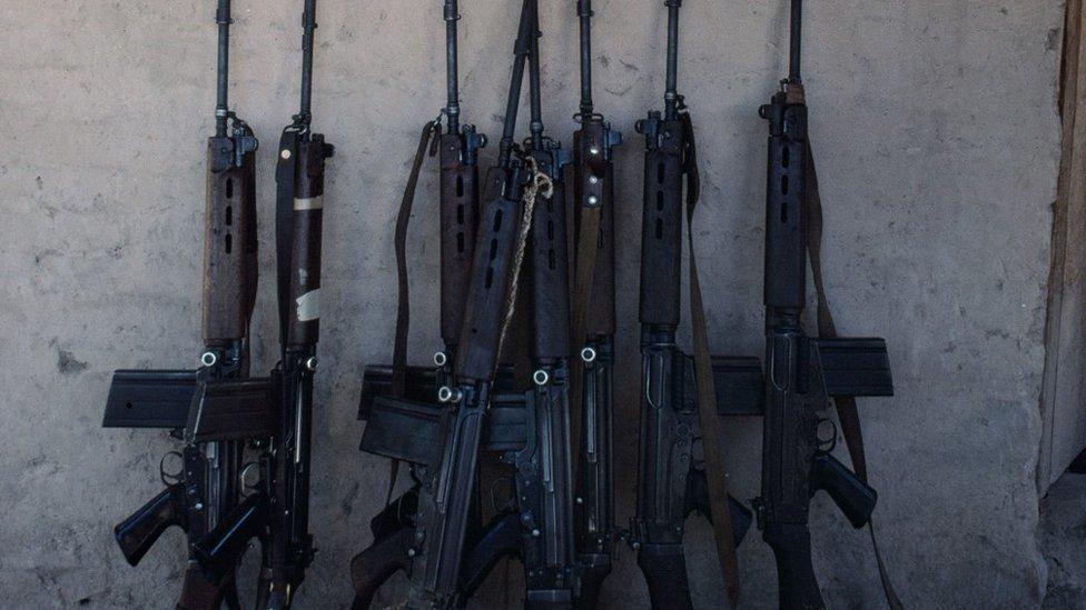Escándalo en la policía de Paraguay: les roban más de 40 armas y se las cambian por juguetes