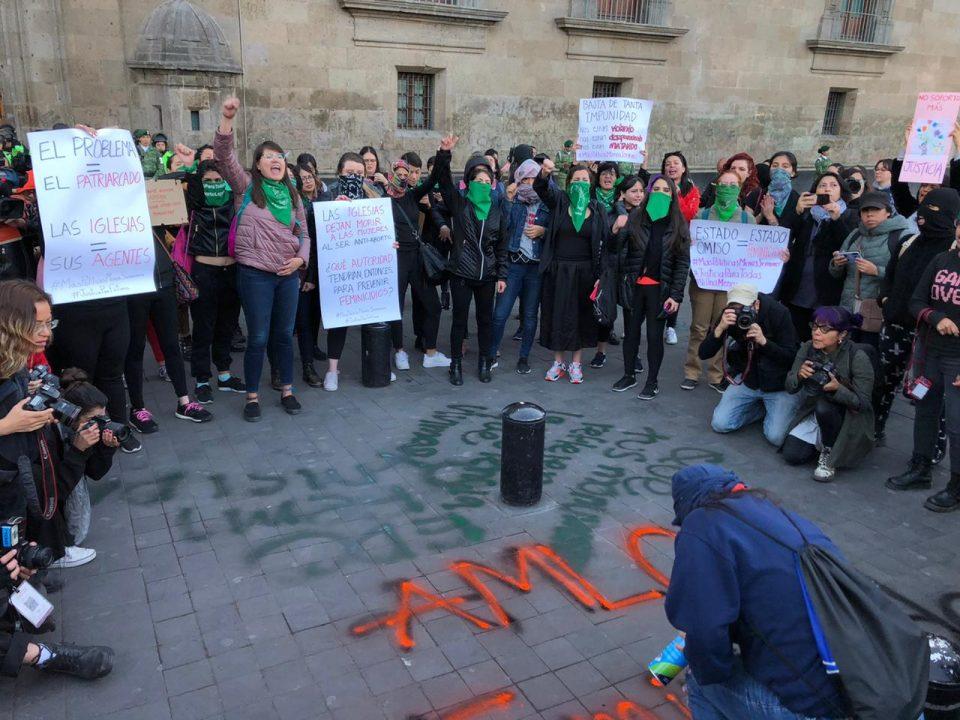 ‘Nunca rompimos un vidrio’: AMLO pide a feministas protestar sin violencia