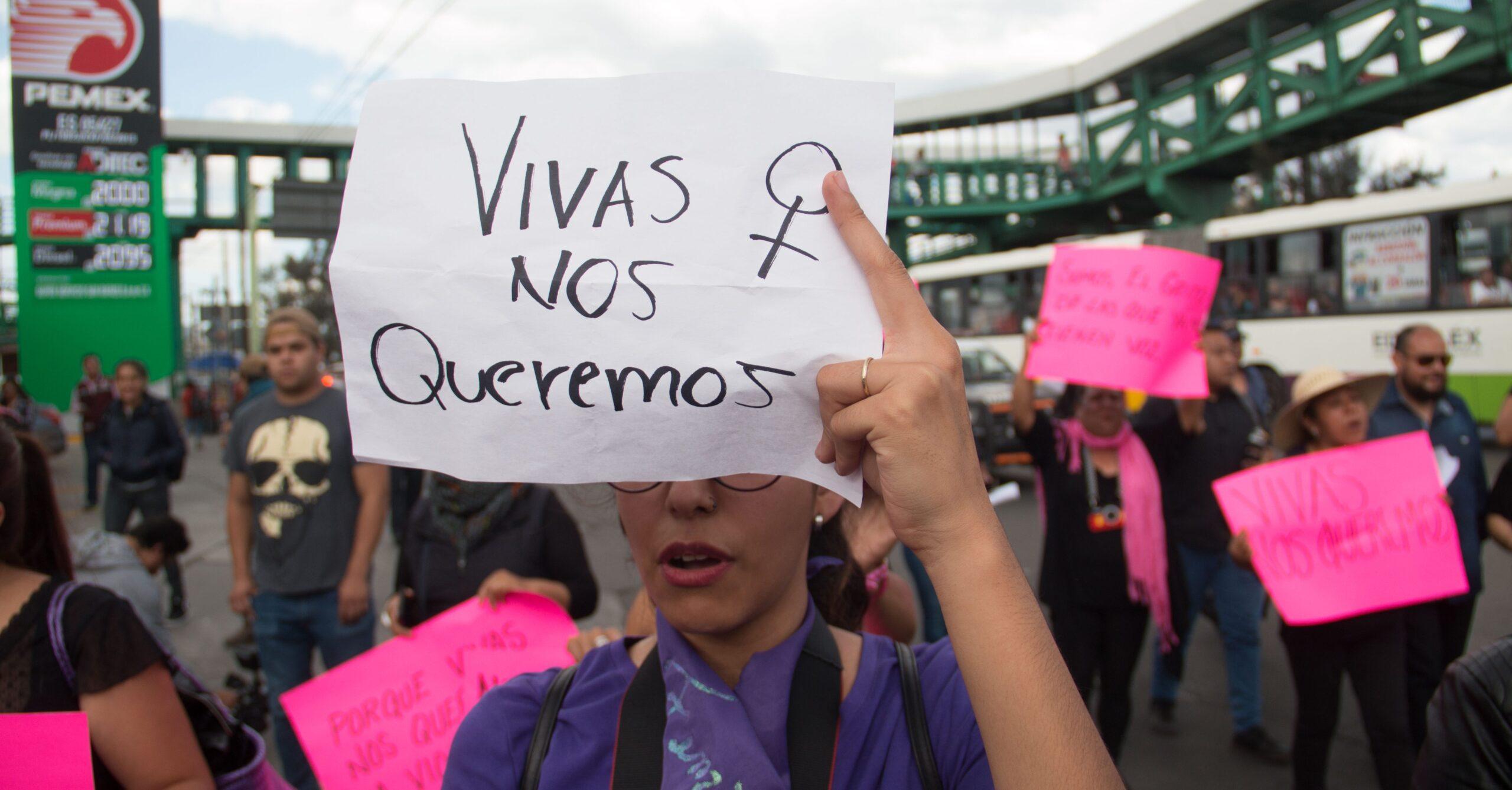 En silencio, mujeres marchan en la CDMX contra la violencia feminicida