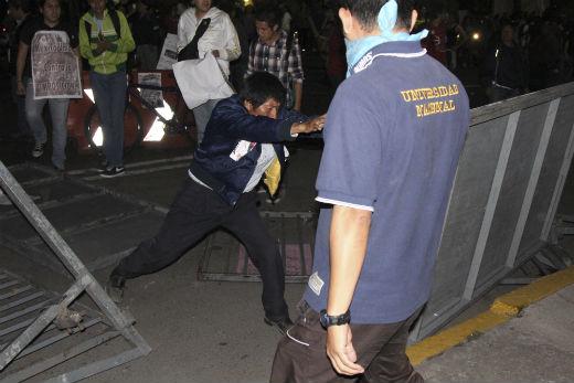 Manifestantes tiran vallas y lanzan piedras al TEPJF