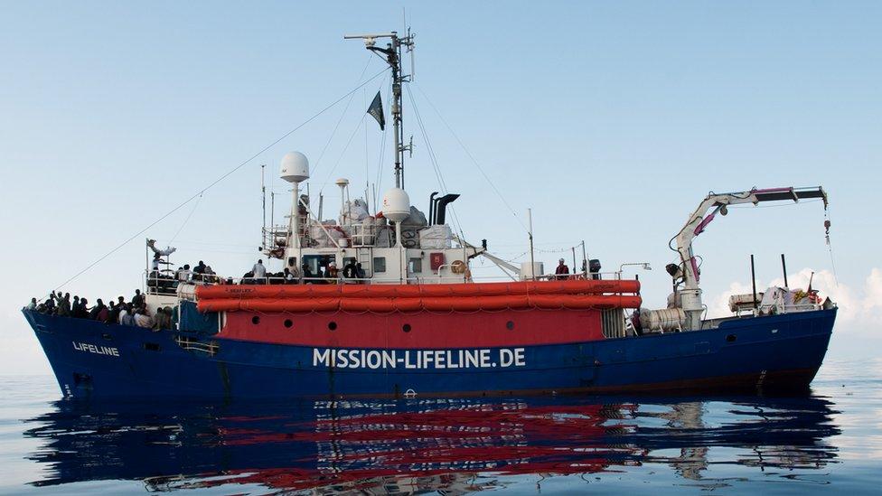 ¿Quién se debería hacer cargo de los barcos con migrantes rescatados en el mar Mediterráneo como el Aquarius o el Lifeline?