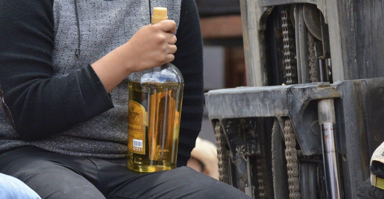 Consumo de alcohol adulterado deja más de 100 muertos en cuatro estados
