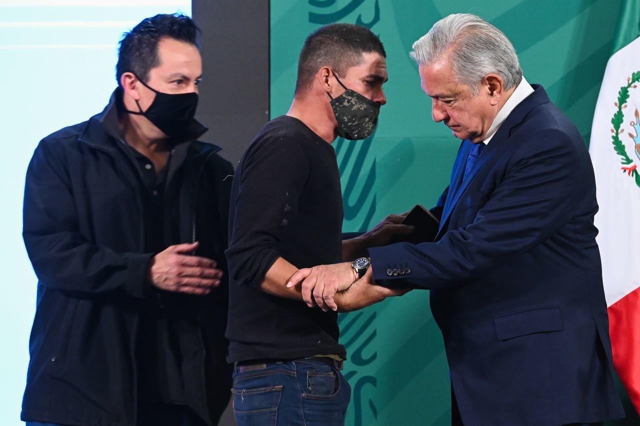 Joven burla a la seguridad de Palacio Nacional para filtrarse a conferencia de AMLO