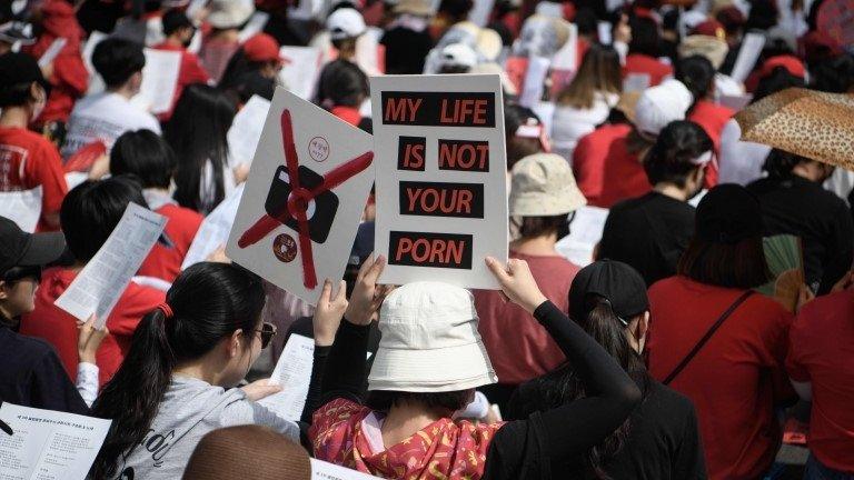 “Mi vida no es tu porno”: la protesta de decenas de miles de mujeres contra la pornografía con cámaras ocultas