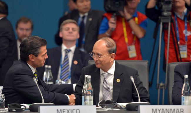 A su regreso de Asia, EPN pide diálogo y que protestas por Ayotzinapa sean pacíficas