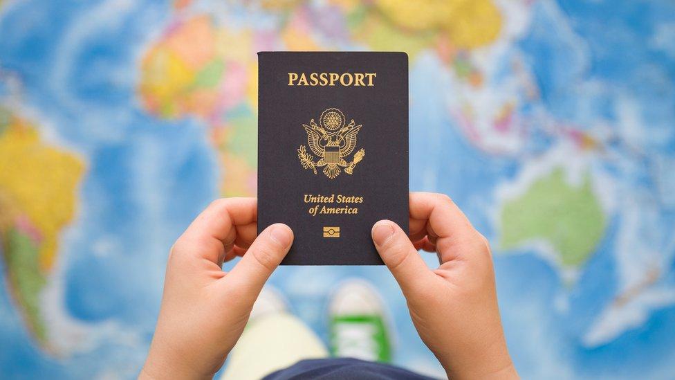 Pasaportes Dorados: cómo funciona la multimillonaria industria global de la venta legal de ciudadanías
