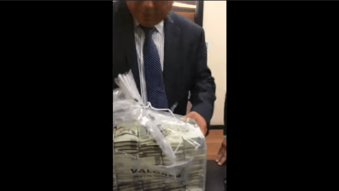 Difunden video de supuestos sobornos de funcionario de Pemex para legisladores