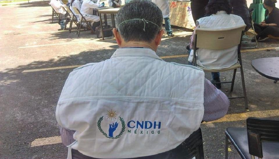 Funcionario de CNDH denuncia despido y suspensión de pago sin aviso previo; su jefa directa lo confirmó y Comisión lo niega