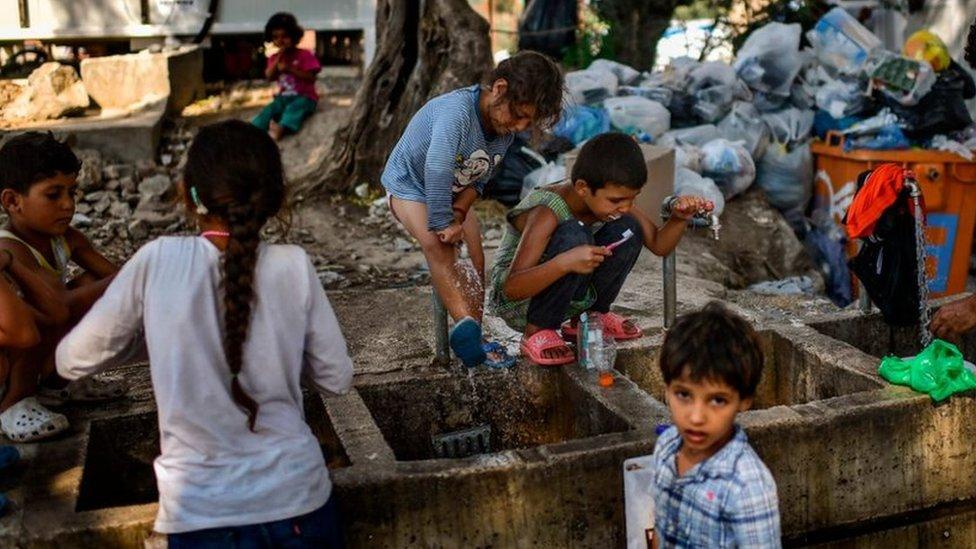 Grecia: “Niños de tan solo 10 años han intentado suicidarse”: la vida en Lesbos, uno de los peores campamentos de refugiados del mundo