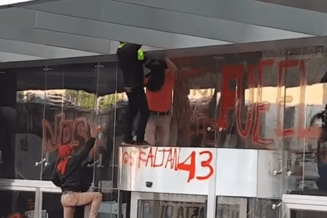 Familiares de normalistas de Ayotzinapa hacen pintas y protestan en sede de PGR