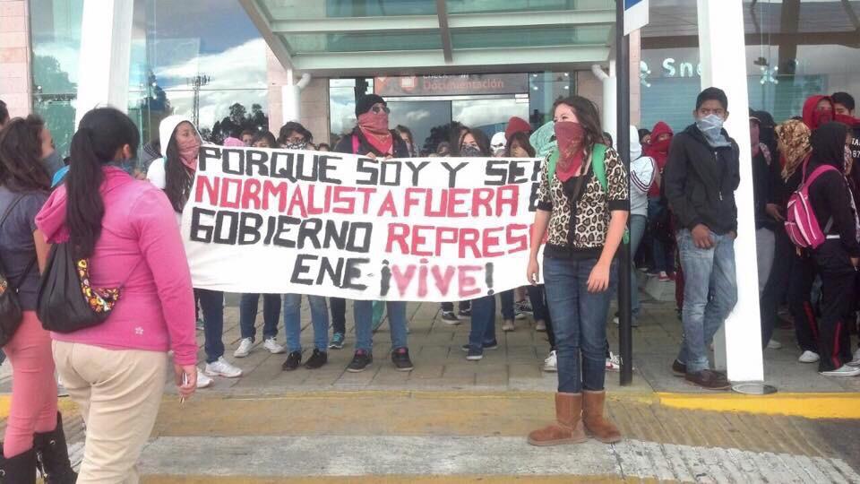 Maestros queman el Congreso de Guerrero; normalistas toman aeropuerto de Michoacán