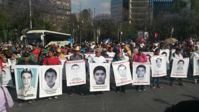 Marchan por los 5 meses del caso Ayotzinapa; exigen justicia por muerte de maestro de la Ceteg