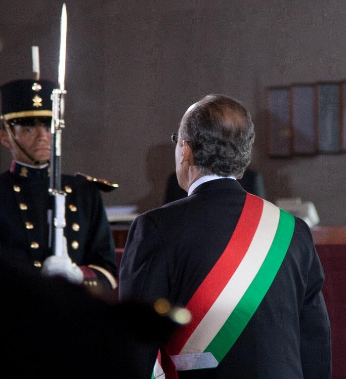 Calderón se <i>asegura</i> antes de irse