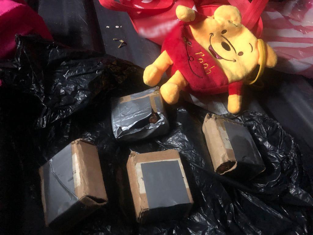 Encuentran cartuchos para arma larga en mochila de oso de peluche en Oaxaca