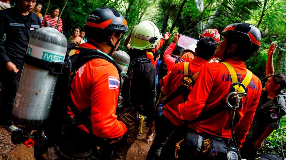 La angustiante búsqueda con buzos de un equipo adolescente de fútbol que lleva 3 días atrapado en una cueva en Tailandia